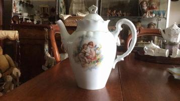 Mooie grote antieke koffiepot beschikbaar voor biedingen