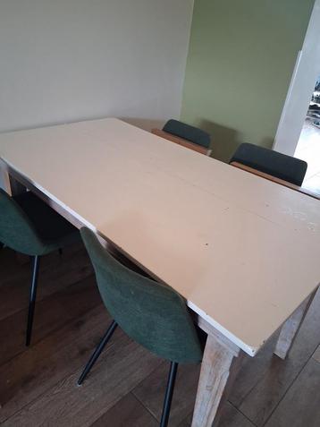 Mooi tafel met twee lades en vier bijpassende stoelen 