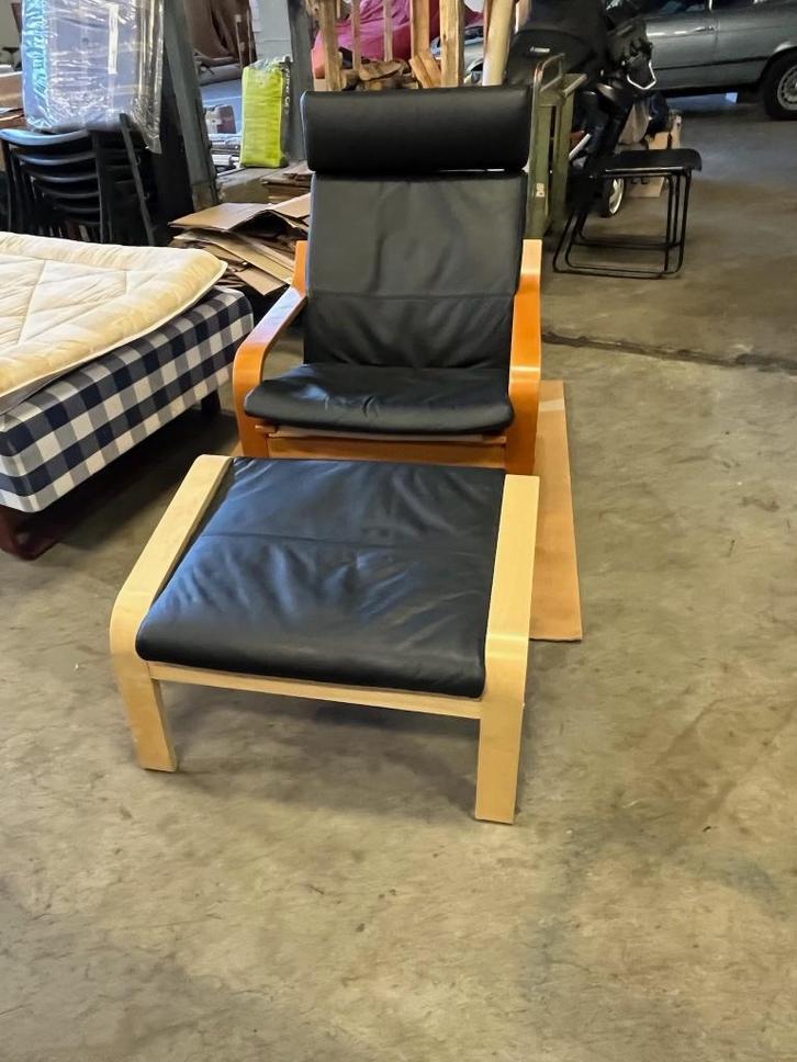 Ikea Poäng stoel met voetenbank met leren kussens, Huis en Inrichting, Stoelen, Zo goed als nieuw, Eén, Hout, Leer, Overige materialen