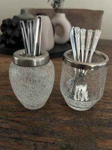 2 BROCANTE LEPELVAASJES INCL.9 OUDE GEBAKSVORKJES beschikbaar voor biedingen