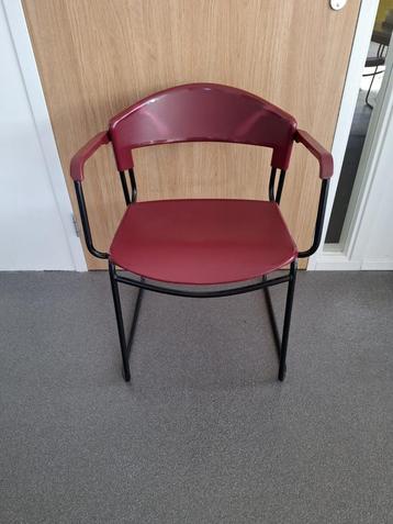 7 Bordeaux rode kunststof stoelen  beschikbaar voor biedingen