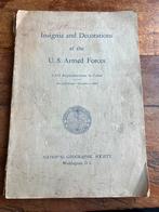 WO2 Amerikaans handboek emblemen medailles patch etc US, Verzamelen, Militaria | Tweede Wereldoorlog, Amerika, Verzenden, Embleem of Badge