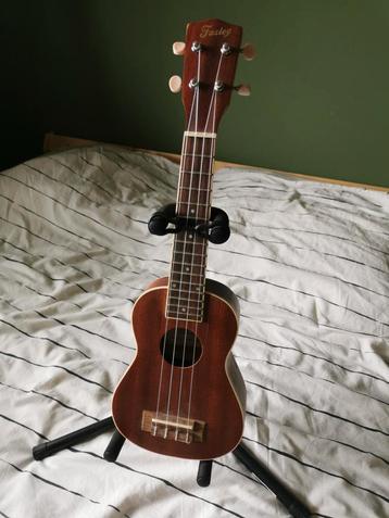 Ukelele en standaard beschikbaar voor biedingen