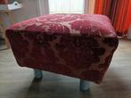 Barok motief poef rood, Huis en Inrichting, Banken | Voetenbanken en Poefen, Ophalen, Barok motief, Zo goed als nieuw, Stof