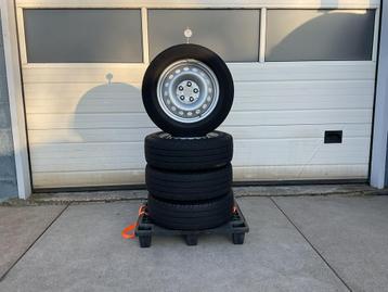 Mercedes  Vito - Viano.  Zomerset.  205 - 65 - 16. beschikbaar voor biedingen