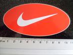 sticker Nike logo rood wit ovaal, Verzamelen, Stickers, Verzenden, Zo goed als nieuw, Merk