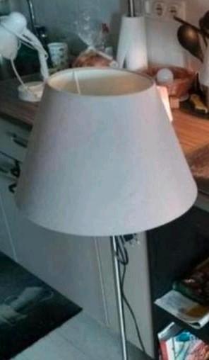 staande lamp & extra kap deze week halen anders kringloop beschikbaar voor biedingen