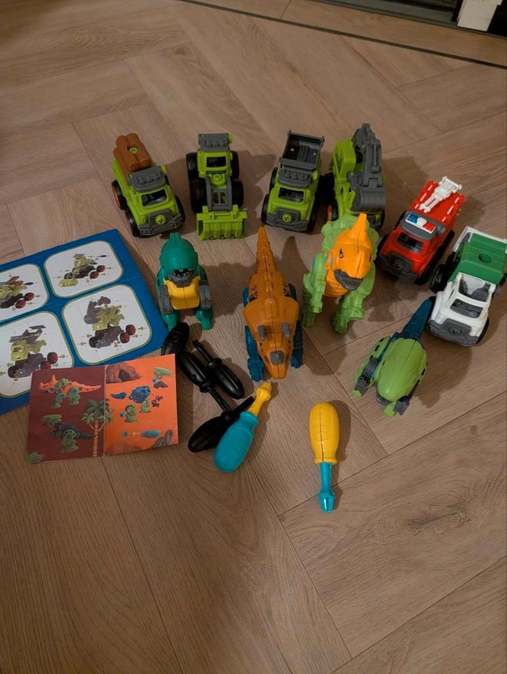 Bouwvoertuigen set met dino's en brandweerauto, Kinderen en Baby's, Speelgoed | Bouwstenen, Gebruikt, Overige merken, Ophalen of Verzenden
