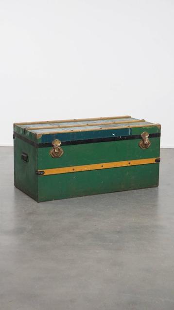 Antieke reiskist/ salontafel uit begin 1900 met handvaten beschikbaar voor biedingen