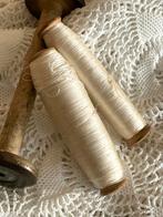 Brocante oude houten klossen met wit garen, Ophalen of Verzenden