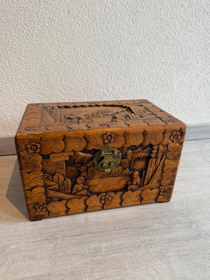 Antiek handgesneden chinees kistje van kamferhout, Huis en Inrichting, Woonaccessoires | Kisten, Gebruikt, Minder dan 50 cm, Minder dan 50 cm