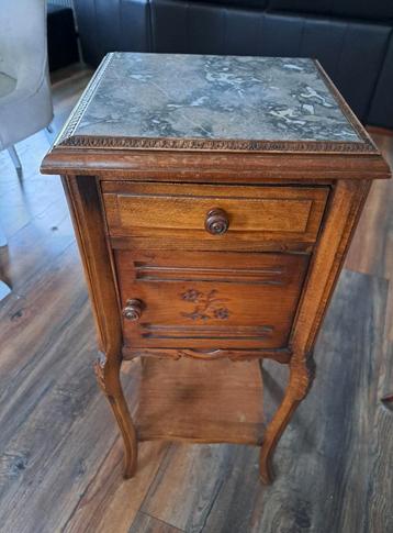 Antiek Frans Eiken nachtkastje beschikbaar voor biedingen