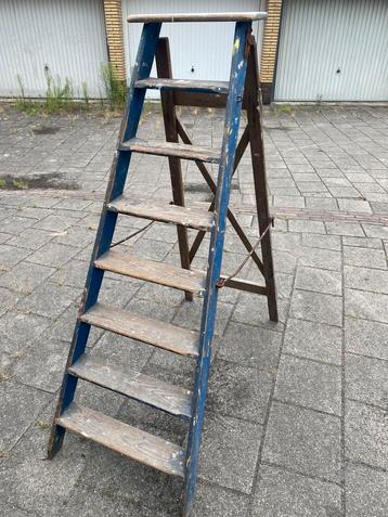 Voor- oorlogse vintage houten trapje beschikbaar voor biedingen
