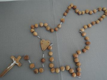 Hele grote houten rozenkrans beschikbaar voor biedingen