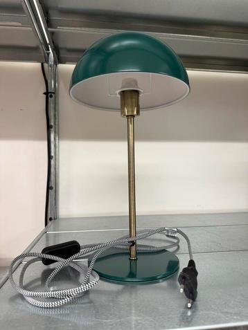 Groene Tafellamp met Gouden Details beschikbaar voor biedingen