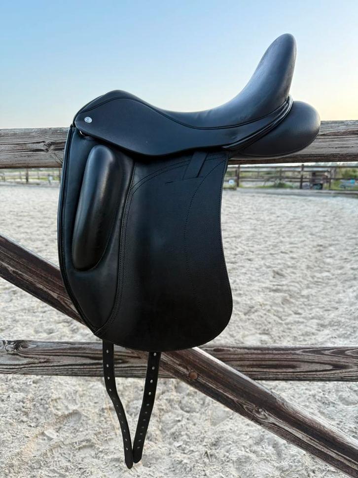 Izgs Dressuurzadel Custom Omni zwart 17”, Dieren en Toebehoren, Paarden en Pony's | Zadels, Zo goed als nieuw, Dressuur, Ophalen of Verzenden