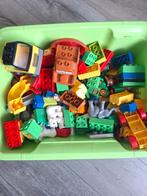 Grote bak duplo met diertjes poppetjes auto's en bouwplaat, Ophalen, Zo goed als nieuw