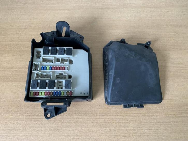 zekeringkast renault clio 3 / modus 8200233293D motorruimte, Auto-onderdelen, Elektronica en Kabels, Renault, Gebruikt, Ophalen of Verzenden