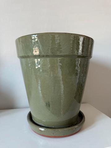 Groene Bloempot met Schotel beschikbaar voor biedingen