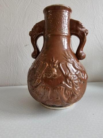 Een Chinese keramische vaas met café-au-lait glazuur ,draken beschikbaar voor biedingen