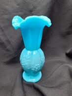 Vintage opaline aqua blauw vaasje jaren 50 France, Antiek en Kunst, Antiek | Vazen, Ophalen of Verzenden