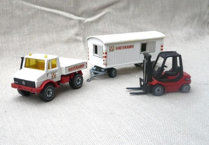 SIKU 2822 MB Unimog U + schaftkeet Heitkamp + heftruck., Hobby en Vrije tijd, Modelauto's | 1:50, Gebruikt, Bus of Vrachtwagen