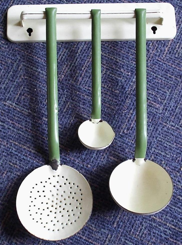 Emaille rekje met 3 ophanglepels groen/cremegeel, Antiek en Kunst, Curiosa en Brocante, Verzenden