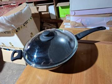 Wokpan met deksel beschikbaar voor biedingen