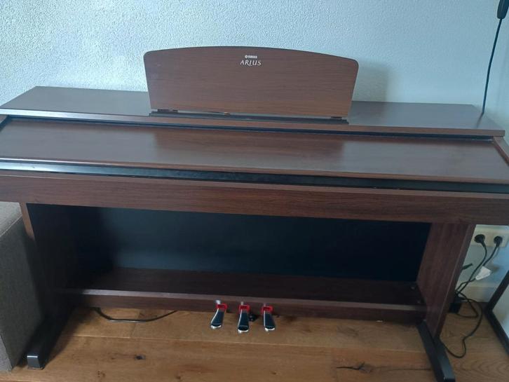 Yamaha Arius YDP-140 Digitale Piano - Bruin, Muziek en Instrumenten, Piano's, Zo goed als nieuw, Piano, Bruin, Digitaal, Ophalen