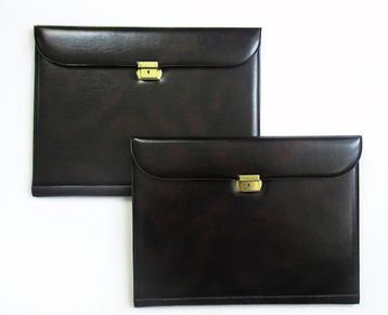 Twee kantoren documenten mappen met slotjes. beschikbaar voor biedingen