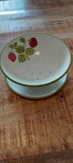 Aardewerk Schalen met onderborden met Aardbei bloem Design, Huis en Inrichting, Keuken | Servies, Ophalen, Gebruikt, Schaal of Schalen
