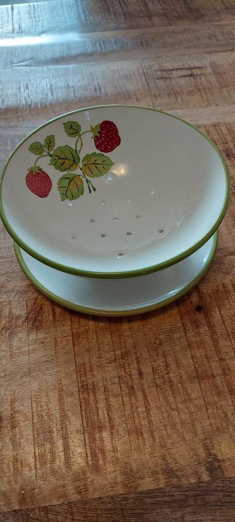 Aardewerk Schalen met onderborden met Aardbei bloem Design, Huis en Inrichting, Keuken | Servies, Gebruikt, Schaal of Schalen