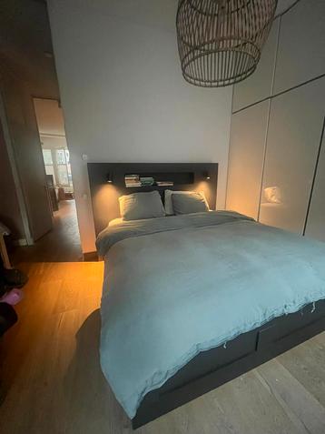 Brimnes bed met opberglades en uniek handgemaakt hoofdeinde beschikbaar voor biedingen