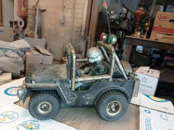 Vintage Speelgoed Jeep met Figuur beschikbaar voor biedingen