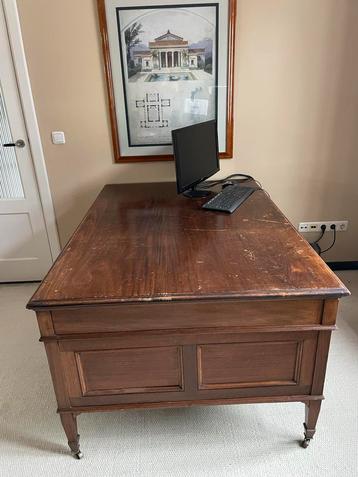 Engels Chesterfield Partnerdesk beschikbaar voor biedingen