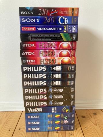 23 nieuwe VHS videobanden nog in het cellofaan verpakt nieuw beschikbaar voor biedingen
