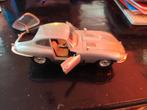 Jaguar e coupe op standaard bburago, Ophalen of Verzenden, Gebruikt, Bburago