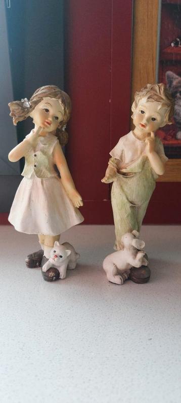 Beeldjes Jongen met Hond & Meisje met Kat beschikbaar voor biedingen