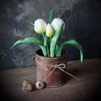 Witte kunsttulp in roest metalen pot., Ophalen of Verzenden, Nieuw