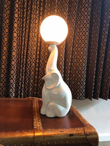 Vintage 1960s Porseleinen Tafellamp Olifant + Glazen Bol beschikbaar voor biedingen