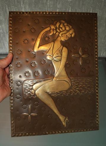 Vintage Messing Wandplaat Vrouw in Bikini op bank. 1960's beschikbaar voor biedingen