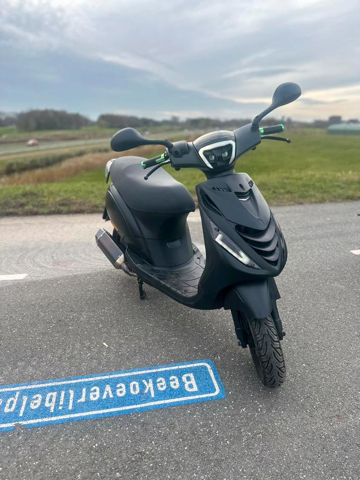 Piaggio zip snor 2015, Fietsen en Brommers, Scooters | Piaggio, Zo goed als nieuw, Zip, Maximaal 25 km/u, Benzine, Ophalen of Verzenden