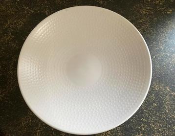 Witte schaal, 26 cm doorsnede beschikbaar voor biedingen