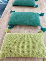 Drie gehaakte woonkussens met kwastjes, Huis en Inrichting, Woonaccessoires | Kussens, Ophalen of Verzenden, Zo goed als nieuw