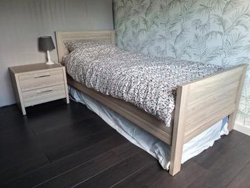 1 persoonsbed + nachtkastje / NIEUWSTAAT beschikbaar voor biedingen