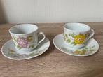2 Kop en Schotels met roze en gele bloemen, Huis en Inrichting, Gebruikt, Ophalen of Verzenden, Overige stijlen, Kop(pen) en/of Schotel(s)