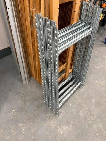 Metalen stelling 92cm hoog 360cm lang beschikbaar voor biedingen