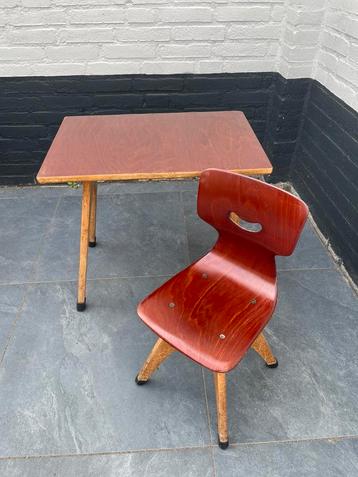 Pagholz tafel en stoel beschikbaar voor biedingen