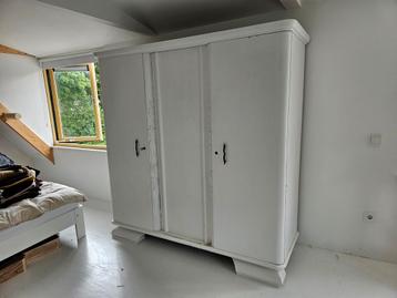 Antieke of vintage witte houten kledingkast beschikbaar voor biedingen