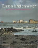 Tussen land en water/Het wisselende beeld van de Deltawerken, Ophalen of Verzenden, 20e eeuw of later, Gelezen